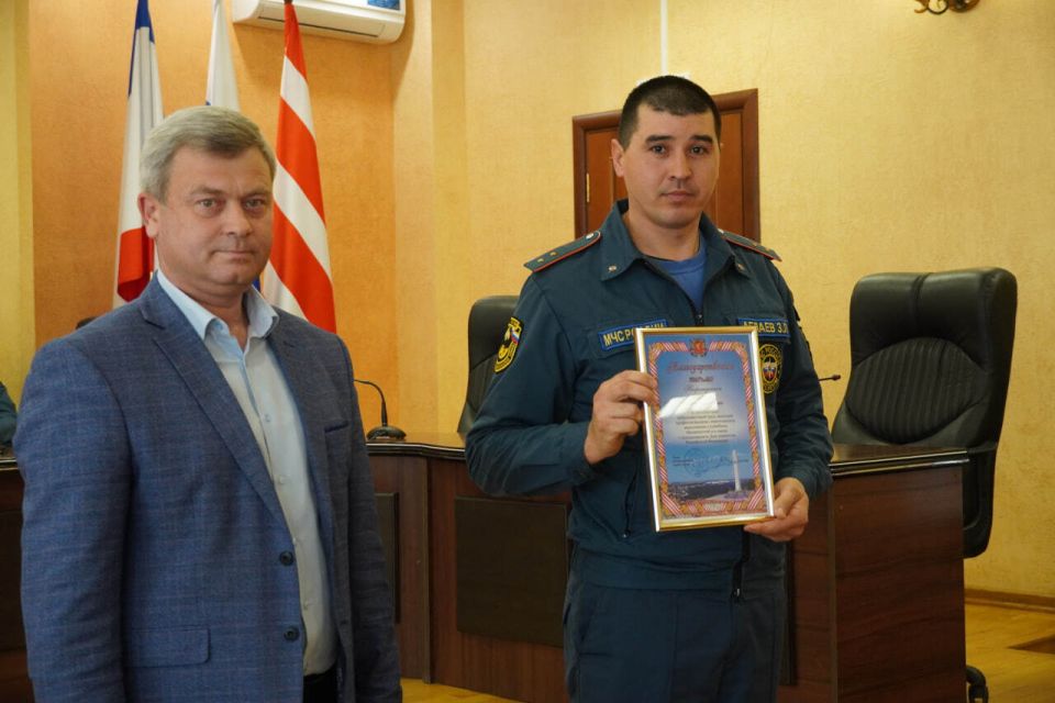 Заместитель главы администрации Эльдар Муждабаев вручил награды сотрудникам Государственной противопожарной службы в канун профессионального праздника Заместитель главы администрации Эльдар Муждабаев вручил награды сотрудникам Государственной противопожарной службы в канун профессионального праздника