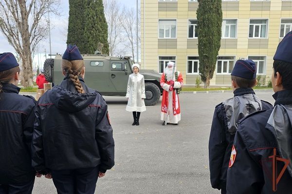 Акцию «Дед Мороз специального назначения» поддержали росгвардейцы в Севастополе Акцию «Дед Мороз специального назначения» поддержали росгвардейцы в Севастополе
