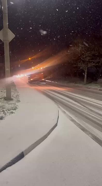 Феодосийская служба благоустройства вовремя отреагировала на снегопад, который накрыл город вечером 26 декабря