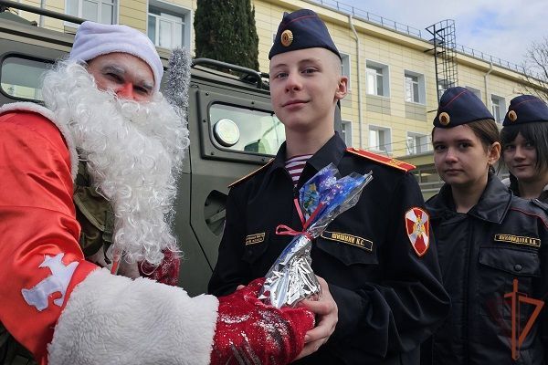 Акцию «Дед Мороз специального назначения» поддержали росгвардейцы в Севастополе Акцию «Дед Мороз специального назначения» поддержали росгвардейцы в Севастополе