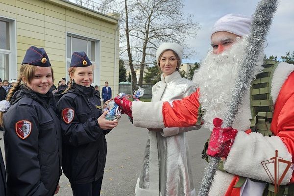 Акцию «Дед Мороз специального назначения» поддержали росгвардейцы в Севастополе Акцию «Дед Мороз специального назначения» поддержали росгвардейцы в Севастополе