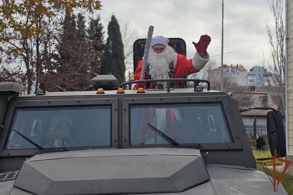 Акцию «Дед Мороз специального назначения» поддержали росгвардейцы в Севастополе Акцию «Дед Мороз специального назначения» поддержали росгвардейцы в Севастополе