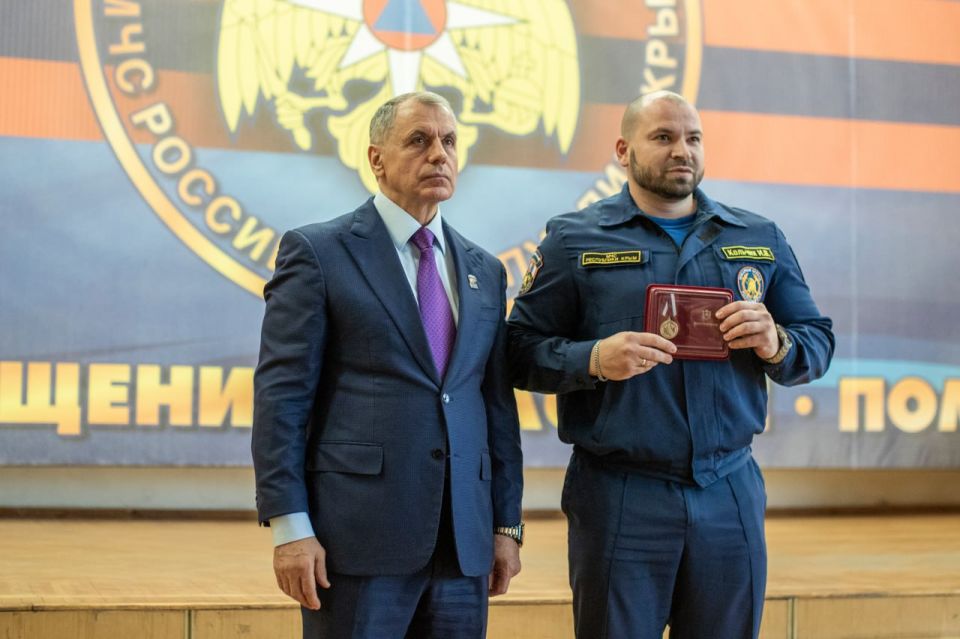 Михаил Афанасьев: Уважаемые сотрудники и ветераны МЧС, пожарных частей и служб спасения! Сердечно поздравляю вас с профессиональным праздником — Днем спасателя Российской Федерации! Михаил Афанасьев: Уважаемые сотрудники и ветераны МЧС, пожарных частей и служб спасения! Сердечно поздравляю вас с профессиональным праздником — Днем спасателя Российской Федерации!