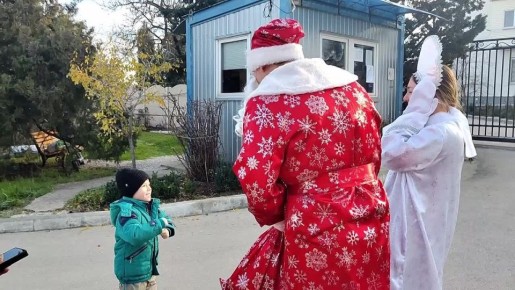 В Севастополе «Полицейский Дед Мороз» и Снегурочка посетили детский специализированный реабилитационный центр