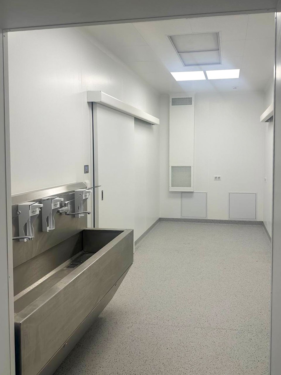 В Симферополе заканчивается капремонт хирургического отделения №2 клинической больницы скорой помощи №6, строительная готовность объекта — 99%, стоимость — более 95 млн рублей В Симферополе заканчивается капремонт хирургического отделения №2 клинической больницы скорой помощи №6, строительная готовность объекта — 99%, стоимость — более 95 млн рублей