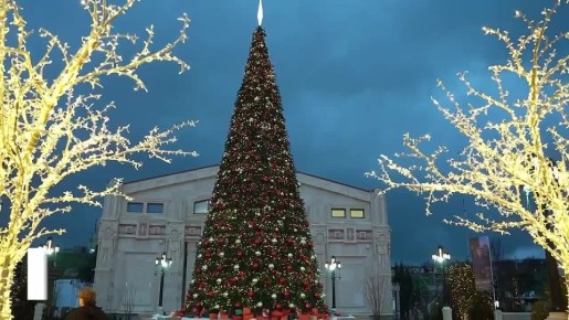 Михаил Развожаев: Вместе с Владыкой Тихоном продолжили славную праздничную традицию и сняли по три шарика с «Ёлки желаний», которая стоит в музее Крыма и Новороссии