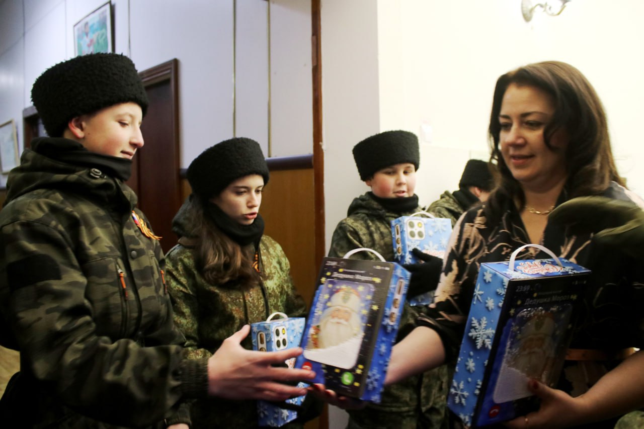 Стало доброй традицией приглашать в предновогодние дни в Администрацию города кадетов казачьей школы «Джур» Стало доброй традицией приглашать в предновогодние дни в Администрацию города кадетов казачьей школы «Джур»