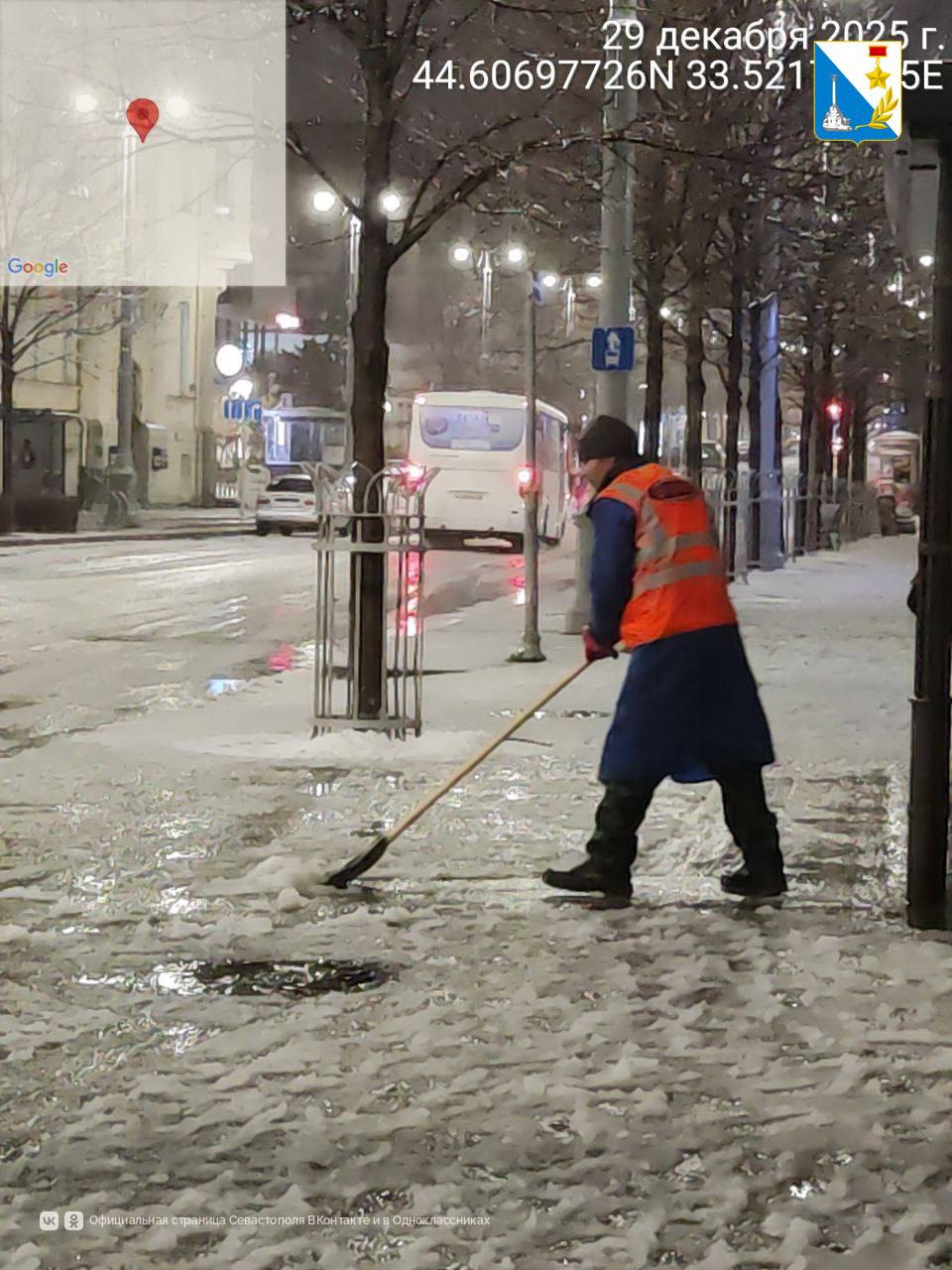 Дворники работают не только на придомовых территориях, но и на общественных пространствах: остановках, тротуарах