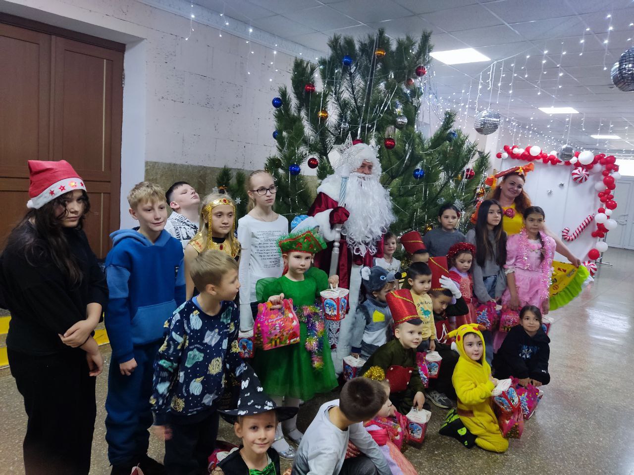 Юрий Нестеренко: Передал подарки и поздравления детям членов Белогорской местной организации Всероссийского общества слепых