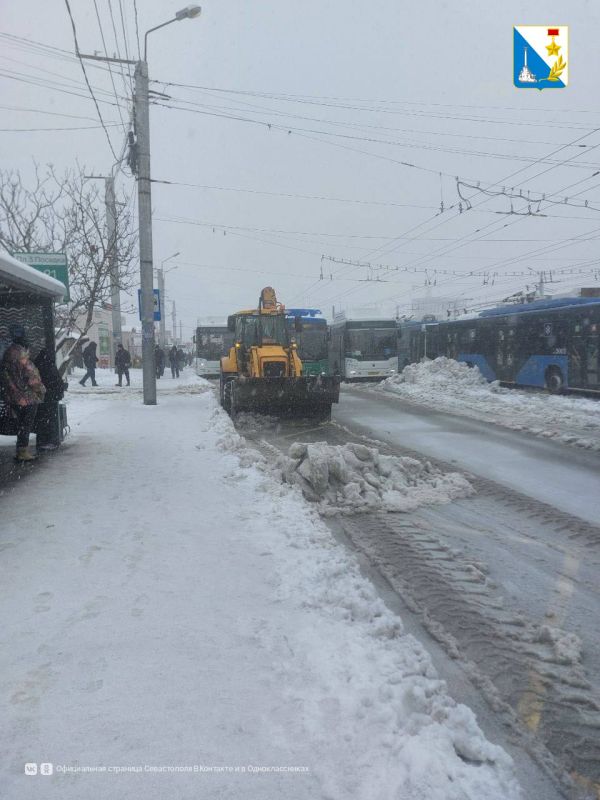 «Севавтодор» продолжает очищать городские дороги от снега «Севавтодор» продолжает очищать городские дороги от снега