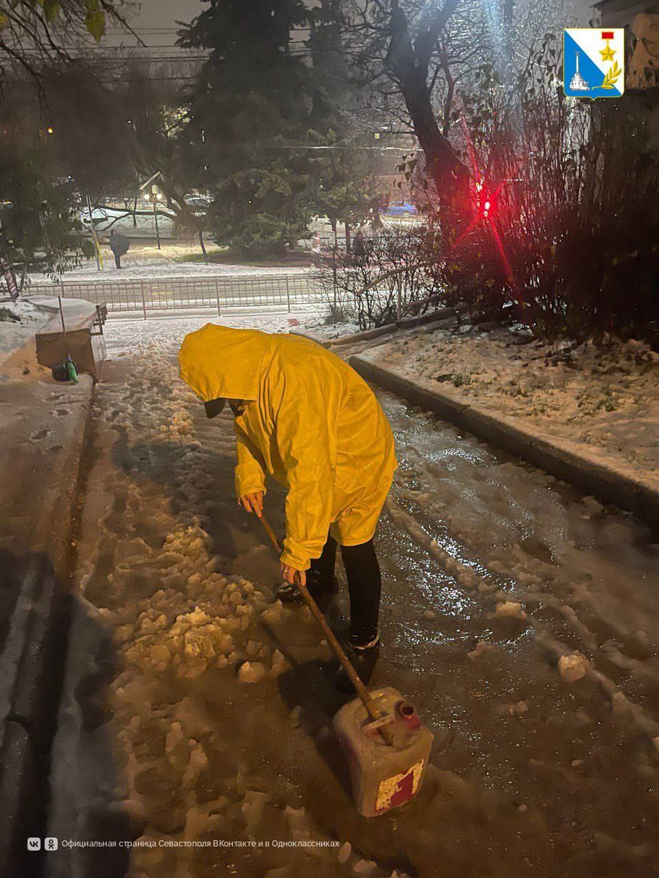 Управляющие компании очищают дворы от снега Управляющие компании очищают дворы от снега