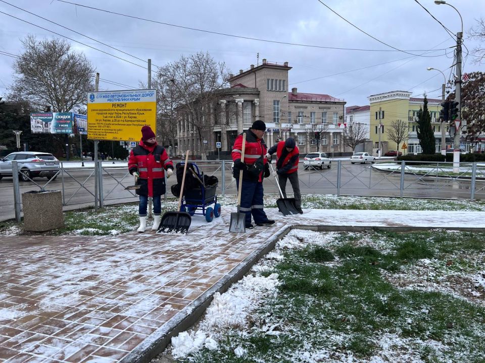 С раннего утра сотрудники коммунальных служб расчищали и обрабатывали противогололедной смесью городские территории С раннего утра сотрудники коммунальных служб расчищали и обрабатывали противогололедной смесью городские территории