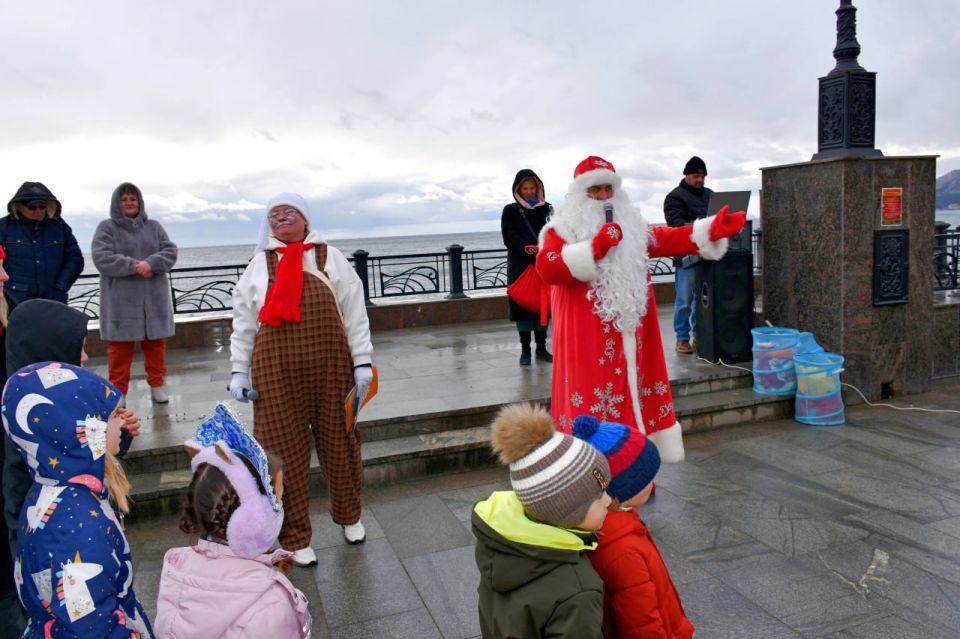 В рамках проведения новогодней ярмарки на набережной прошла развлекательная программа для взрослых и детей В рамках проведения новогодней ярмарки на набережной прошла развлекательная программа для взрослых и детей