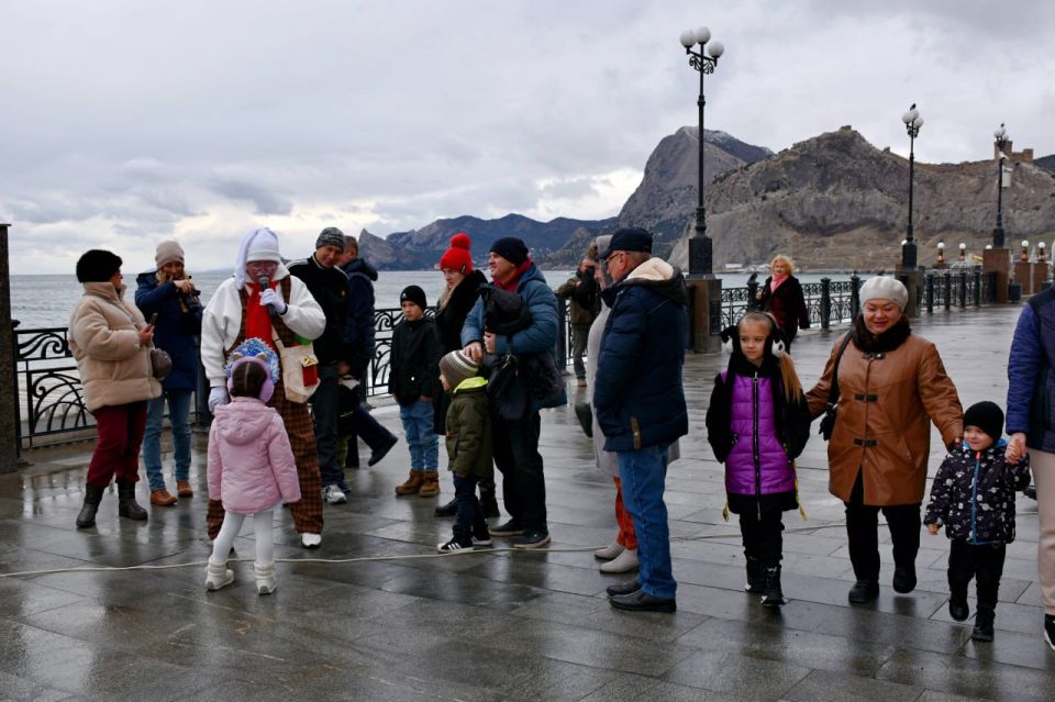 В рамках проведения новогодней ярмарки на набережной прошла развлекательная программа для взрослых и детей В рамках проведения новогодней ярмарки на набережной прошла развлекательная программа для взрослых и детей