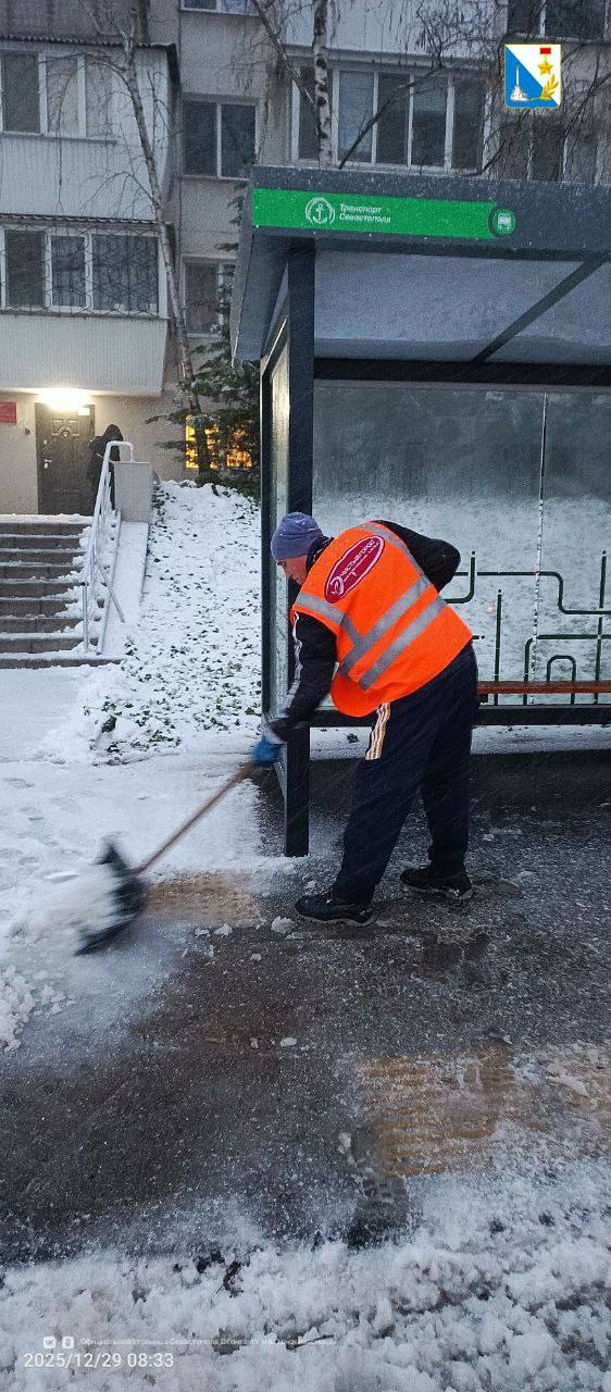 Дворники работают не только на придомовых территориях, но и на общественных пространствах: остановках, тротуарах Дворники работают не только на придомовых территориях, но и на общественных пространствах: остановках, тротуарах