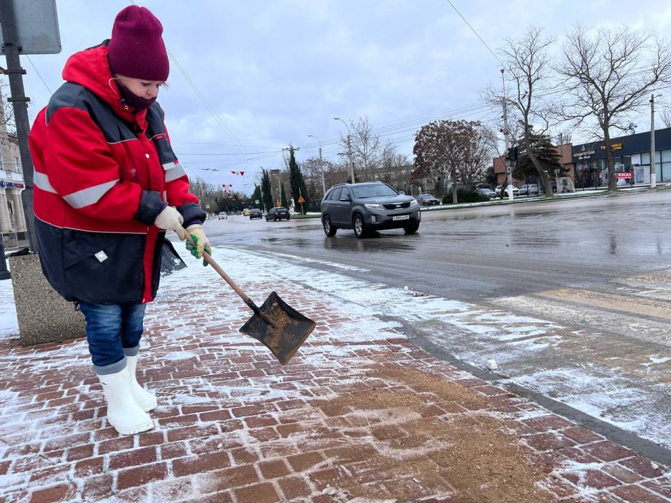 С раннего утра сотрудники коммунальных служб расчищали и обрабатывали противогололедной смесью городские территории С раннего утра сотрудники коммунальных служб расчищали и обрабатывали противогололедной смесью городские территории