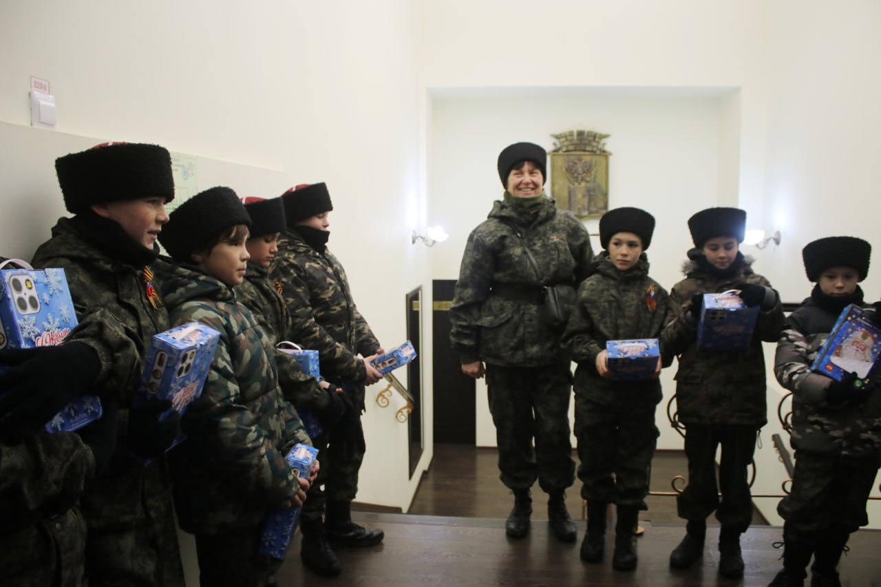 Стало доброй традицией приглашать в предновогодние дни в Администрацию города кадетов казачьей школы «Джур» Стало доброй традицией приглашать в предновогодние дни в Администрацию города кадетов казачьей школы «Джур»