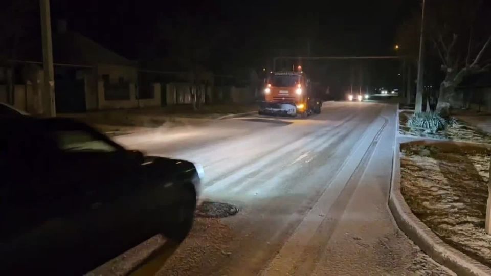 Минувшей ночью бригады Керченского филиала ГУП РК «Крымавтодор» выполняли очистку городских дорог и обработку их противогололедными материалами