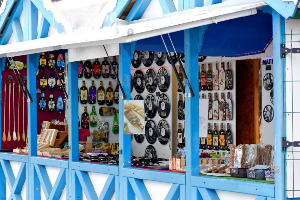 В рамках проведения новогодней ярмарки на набережной прошла развлекательная программа для взрослых и детей В рамках проведения новогодней ярмарки на набережной прошла развлекательная программа для взрослых и детей