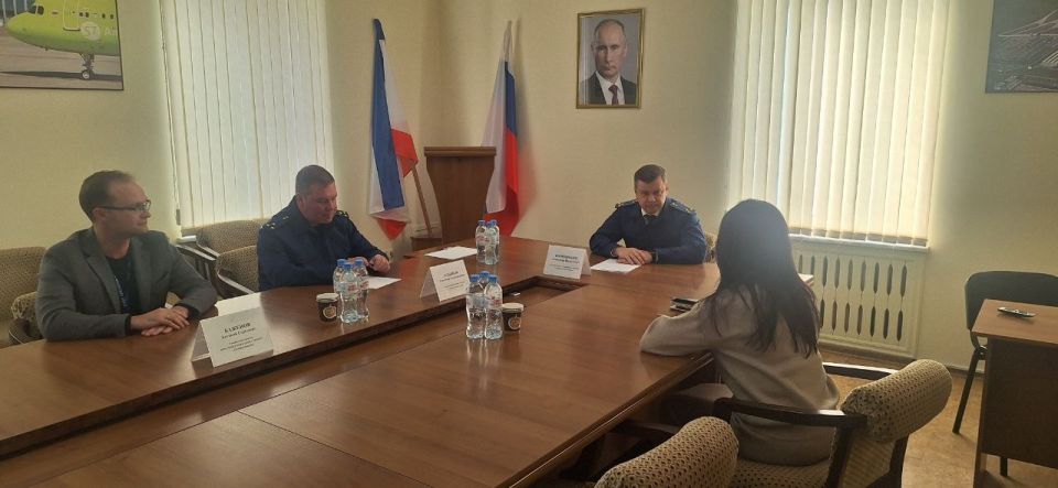 Заместитель Южного транспортного прокурора Александр Корнюшкин провел выездной прием граждан в международном аэропорту «Симферополь»