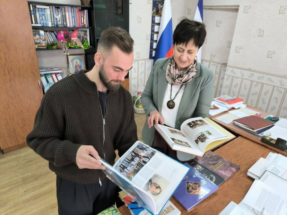 Новогоднее настроение в Гимназии №11 г. Симферополя Новогоднее настроение в Гимназии №11 г. Симферополя