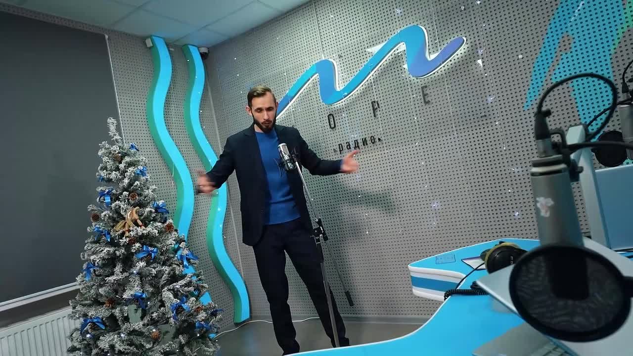 Продолжаем наш новогодний клип — потому что остановиться на одном припеве было бы просто непрофессионально и подозрительно