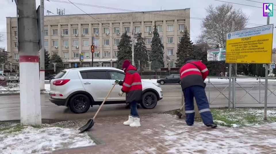 С раннего утра сотрудники коммунальных служб расчищали и обрабатывали противогололедной смесью городские территории