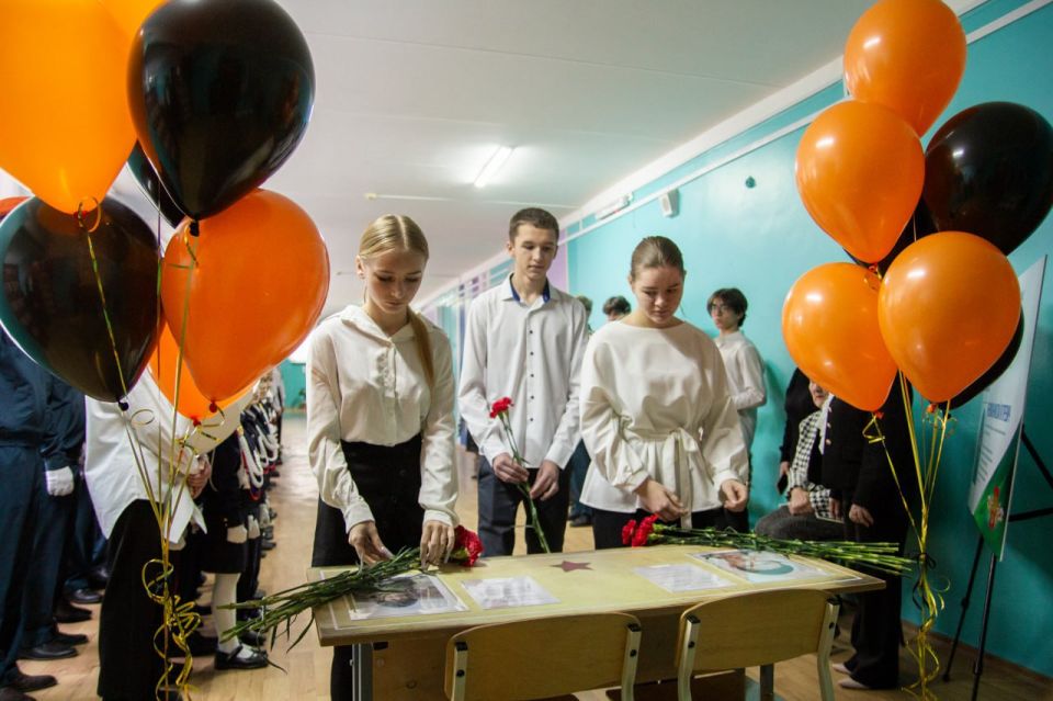 В МБОУ «СОШ № 29 им. Г. К. Жукова» города Симферополя открыли «Парту Героев» в честь выпускников, погибших при выполнении воинского долга В МБОУ «СОШ № 29 им. Г. К. Жукова» города Симферополя открыли «Парту Героев» в честь выпускников, погибших при выполнении воинского долга