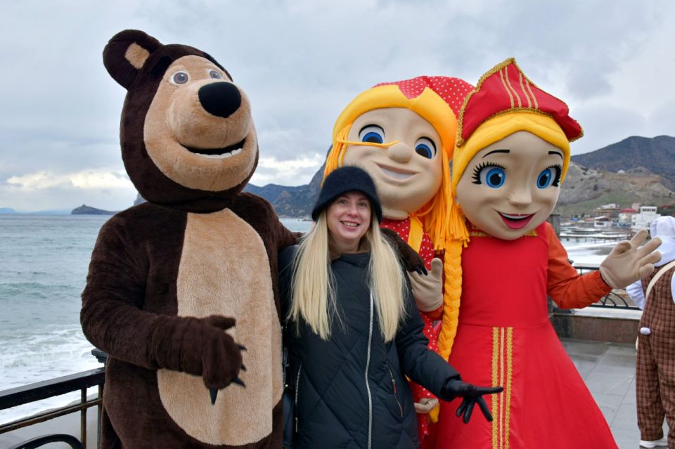 В рамках проведения новогодней ярмарки на набережной прошла развлекательная программа для взрослых и детей В рамках проведения новогодней ярмарки на набережной прошла развлекательная программа для взрослых и детей