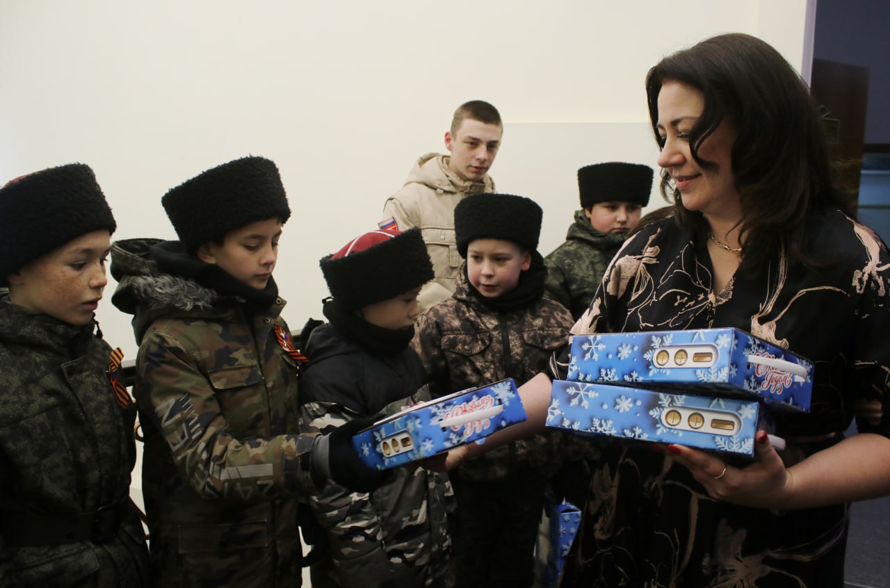 Стало доброй традицией приглашать в предновогодние дни в Администрацию города кадетов казачьей школы «Джур» Стало доброй традицией приглашать в предновогодние дни в Администрацию города кадетов казачьей школы «Джур»