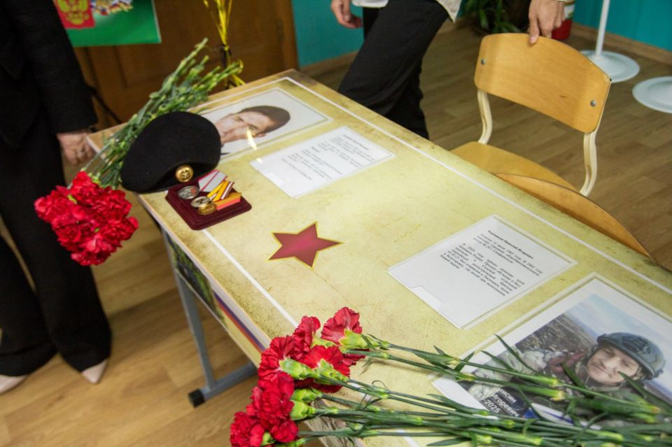 В МБОУ «СОШ № 29 им. Г. К. Жукова» города Симферополя открыли «Парту Героев» в честь выпускников, погибших при выполнении воинского долга В МБОУ «СОШ № 29 им. Г. К. Жукова» города Симферополя открыли «Парту Героев» в честь выпускников, погибших при выполнении воинского долга