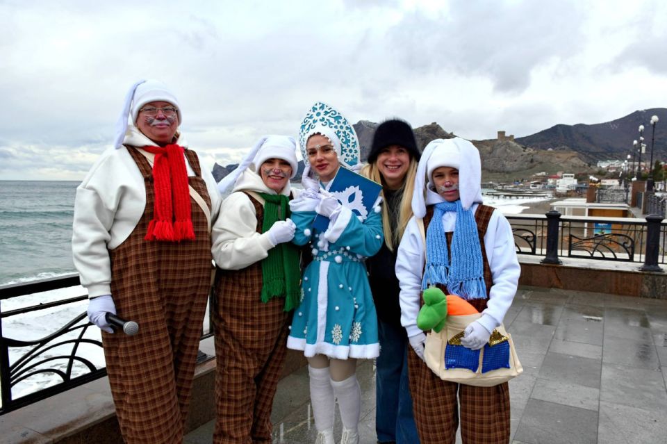В рамках проведения новогодней ярмарки на набережной прошла развлекательная программа для взрослых и детей В рамках проведения новогодней ярмарки на набережной прошла развлекательная программа для взрослых и детей