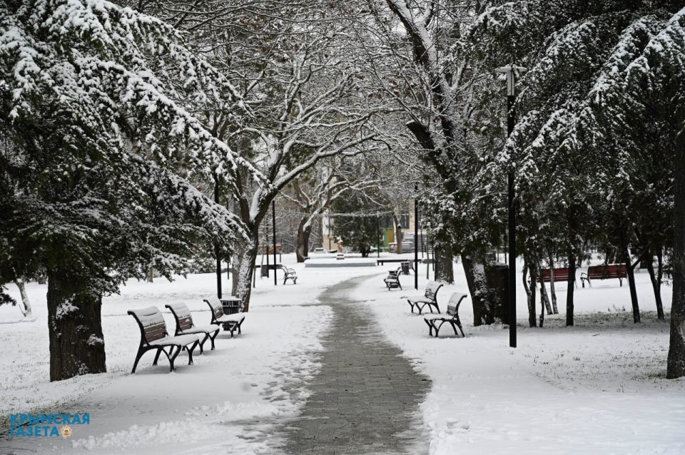 Пока крымчане радуются долгожданному снегу, дорожные и коммунальные службы работают в особом режиме