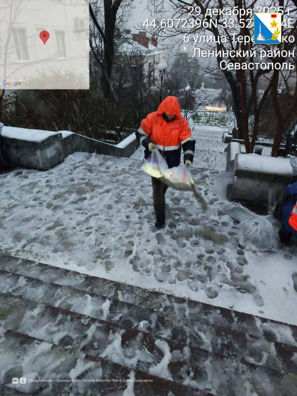 Дворники работают не только на придомовых территориях, но и на общественных пространствах: остановках, тротуарах Дворники работают не только на придомовых территориях, но и на общественных пространствах: остановках, тротуарах