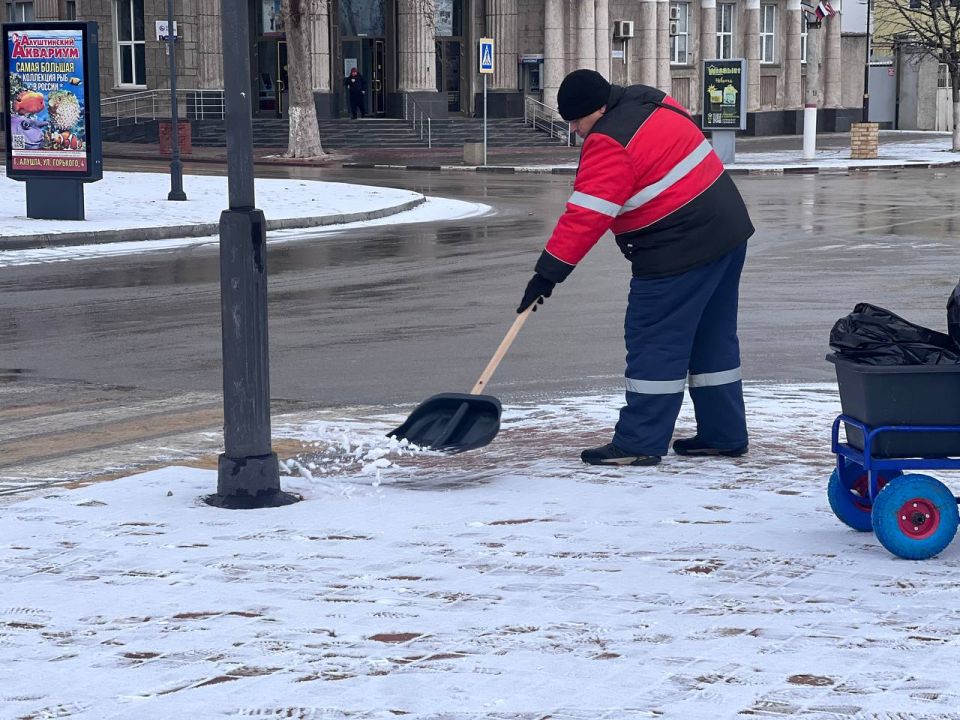 С раннего утра сотрудники коммунальных служб расчищали и обрабатывали противогололедной смесью городские территории С раннего утра сотрудники коммунальных служб расчищали и обрабатывали противогололедной смесью городские территории
