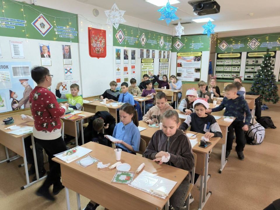 Новогоднее настроение в Гимназии №11 г. Симферополя Новогоднее настроение в Гимназии №11 г. Симферополя