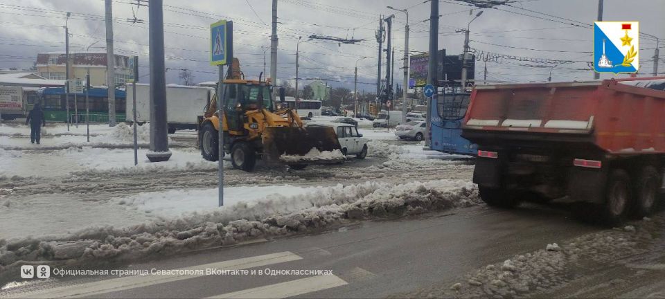 «Севавтодор» продолжает очищать городские дороги от снега «Севавтодор» продолжает очищать городские дороги от снега