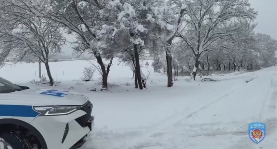 Вблизи села Верхнесадовое из-за сложных погодных условий возникло большое скопление автомобилей, в том числе грузовиков