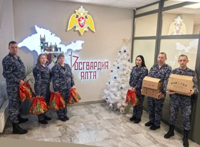 Росгвардейцы поздравили с Новым годом участников СВО, находящихся на лечении в медицинском учреждении в Крыму