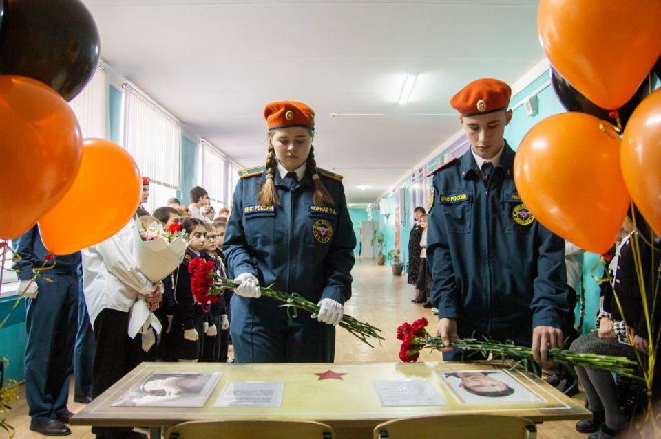 В МБОУ «СОШ № 29 им. Г. К. Жукова» города Симферополя открыли «Парту Героев» в честь выпускников, погибших при выполнении воинского долга В МБОУ «СОШ № 29 им. Г. К. Жукова» города Симферополя открыли «Парту Героев» в честь выпускников, погибших при выполнении воинского долга