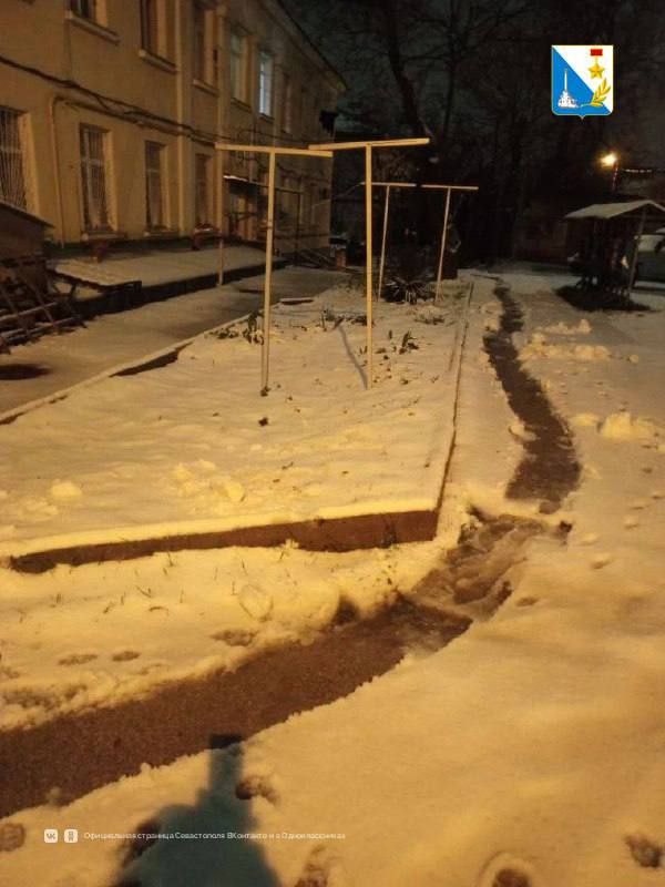 Управляющие компании очищают дворы от снега Управляющие компании очищают дворы от снега