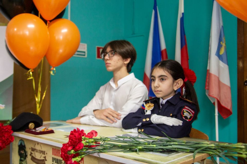 В МБОУ «СОШ № 29 им. Г. К. Жукова» города Симферополя открыли «Парту Героев» в честь выпускников, погибших при выполнении воинского долга В МБОУ «СОШ № 29 им. Г. К. Жукова» города Симферополя открыли «Парту Героев» в честь выпускников, погибших при выполнении воинского долга