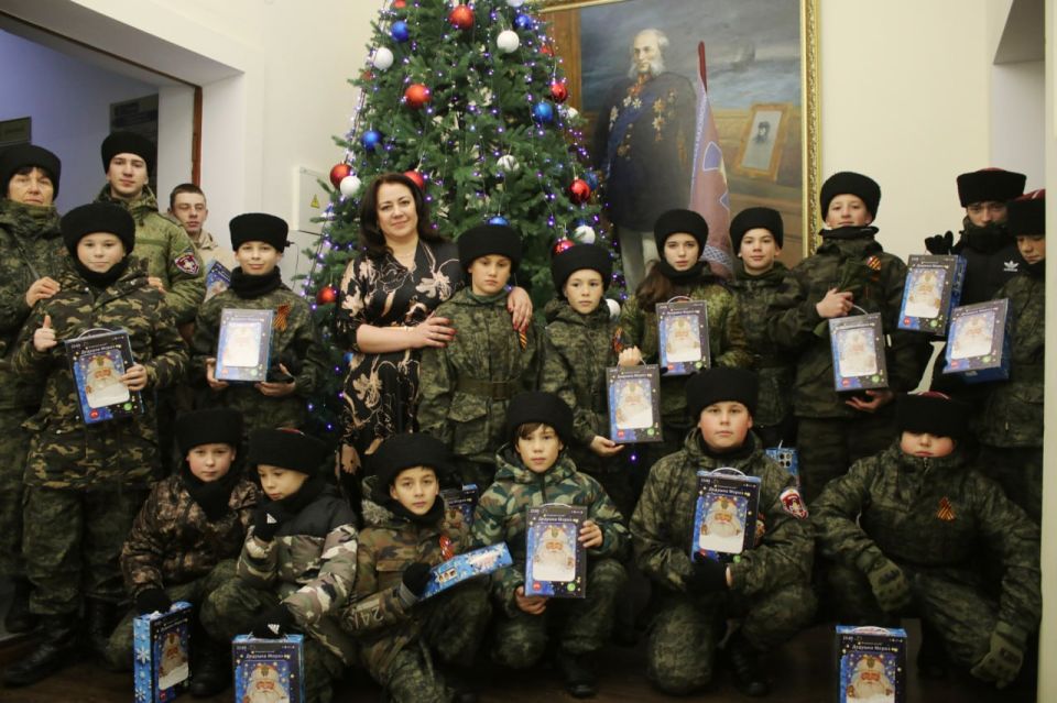 Стало доброй традицией приглашать в предновогодние дни в Администрацию города кадетов казачьей школы «Джур»