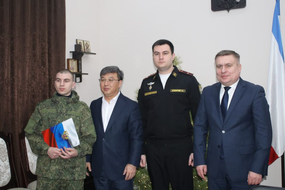 Владимир Ким: С прокурором Феодосии Романом Штрыковым и руководителем 549 военного следственного отдела Богданом Пономаренко вручили ключи от квартиры жителю Феодосии Илье Алексеевичу Владимир Ким: С прокурором Феодосии Романом Штрыковым и руководителем 549 военного следственного отдела Богданом Пономаренко вручили ключи от квартиры жителю Феодосии Илье Алексеевичу