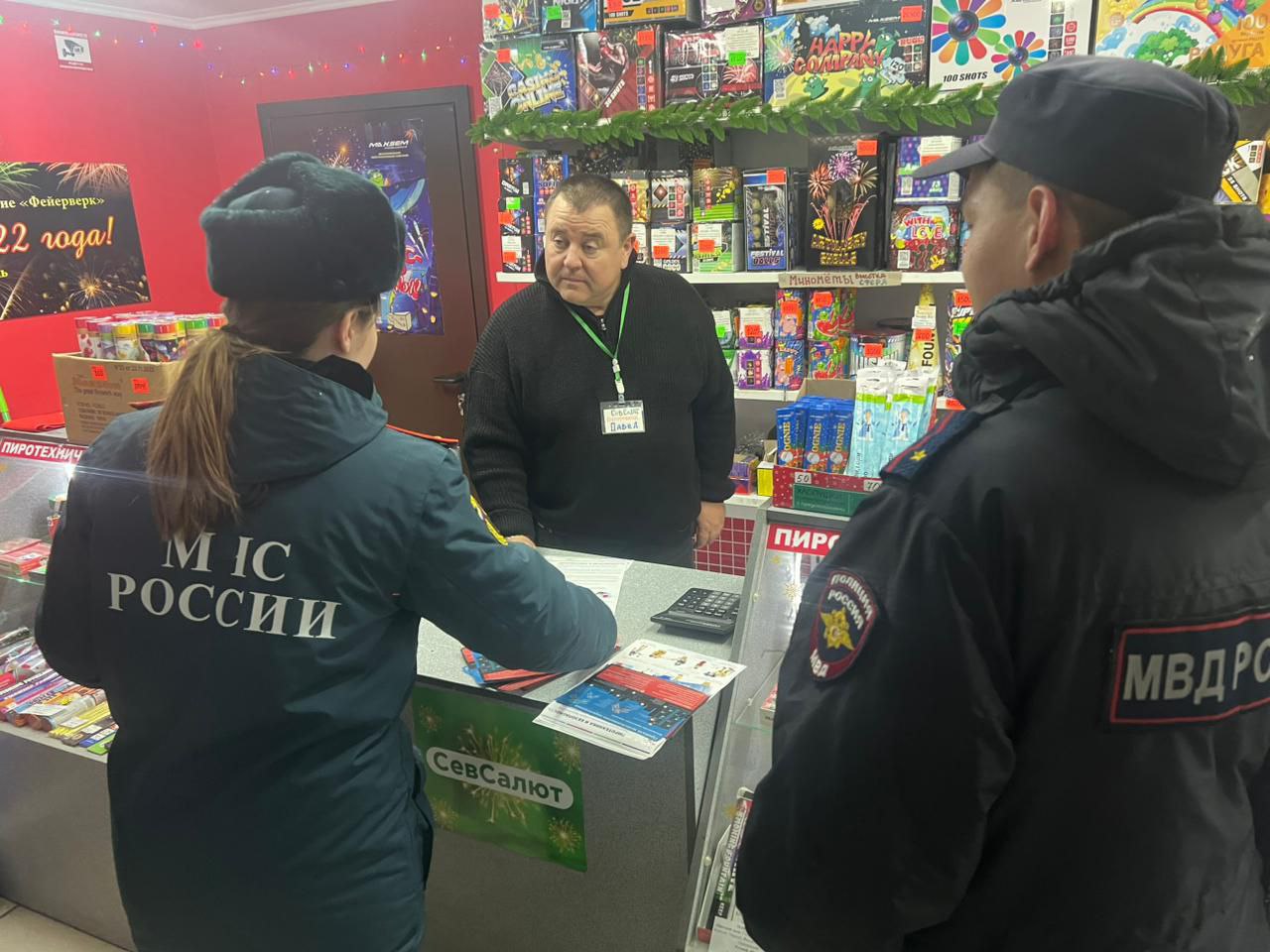 В преддверии новогодних праздников полицейские Севастополя проводят рейды по пресечению фактов незаконной торговли елями и пиротехникой