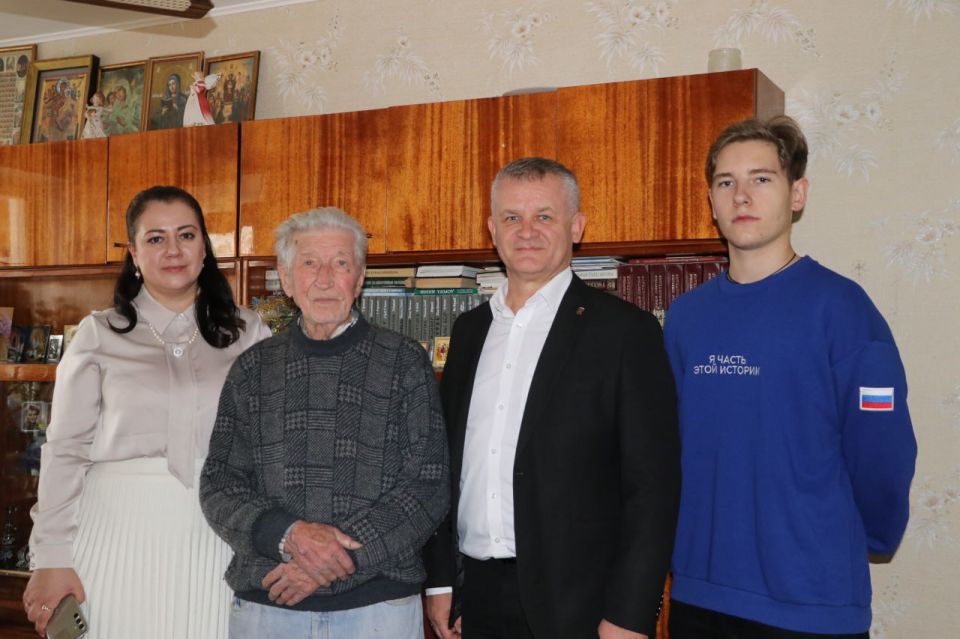 Почетных граждан Феодосии поздравили с наступающими праздниками Почетных граждан Феодосии поздравили с наступающими праздниками