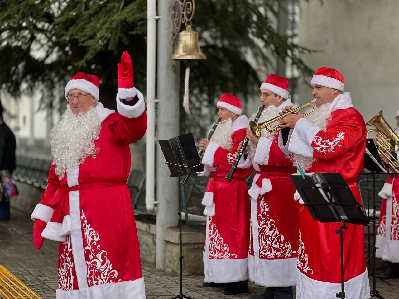 Новый год в Крыму как дома - это когда тебя встречают оркестром настоящих Дедов Морозов, Снегурочка, кот и Таврибара Новый год в Крыму как дома - это когда тебя встречают оркестром настоящих Дедов Морозов, Снегурочка, кот и Таврибара