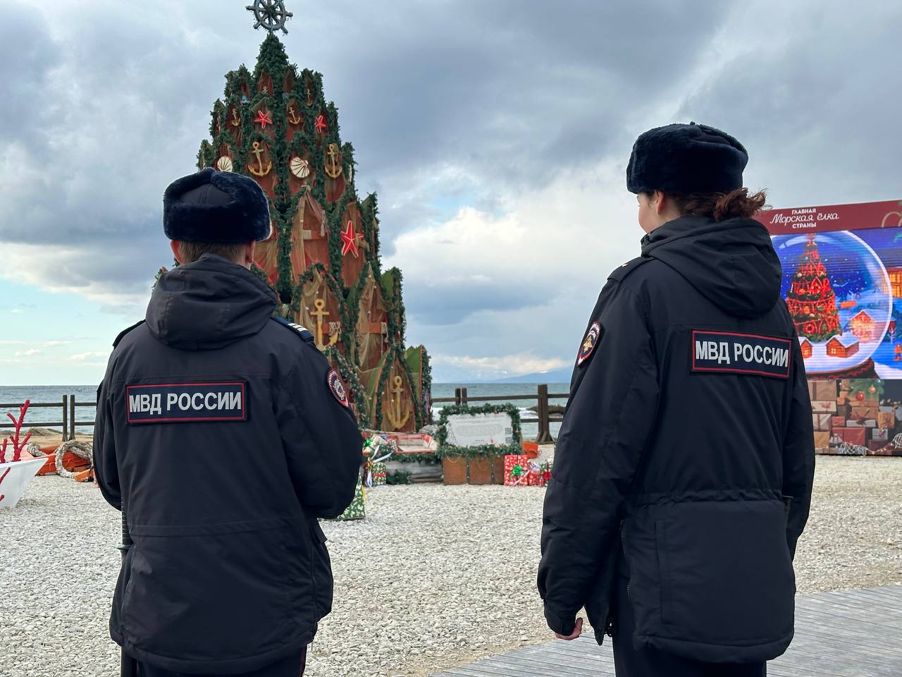 Крымские полицейские охраняют общественный порядок на «Главной морской елке страны» Крымские полицейские охраняют общественный порядок на «Главной морской елке страны»