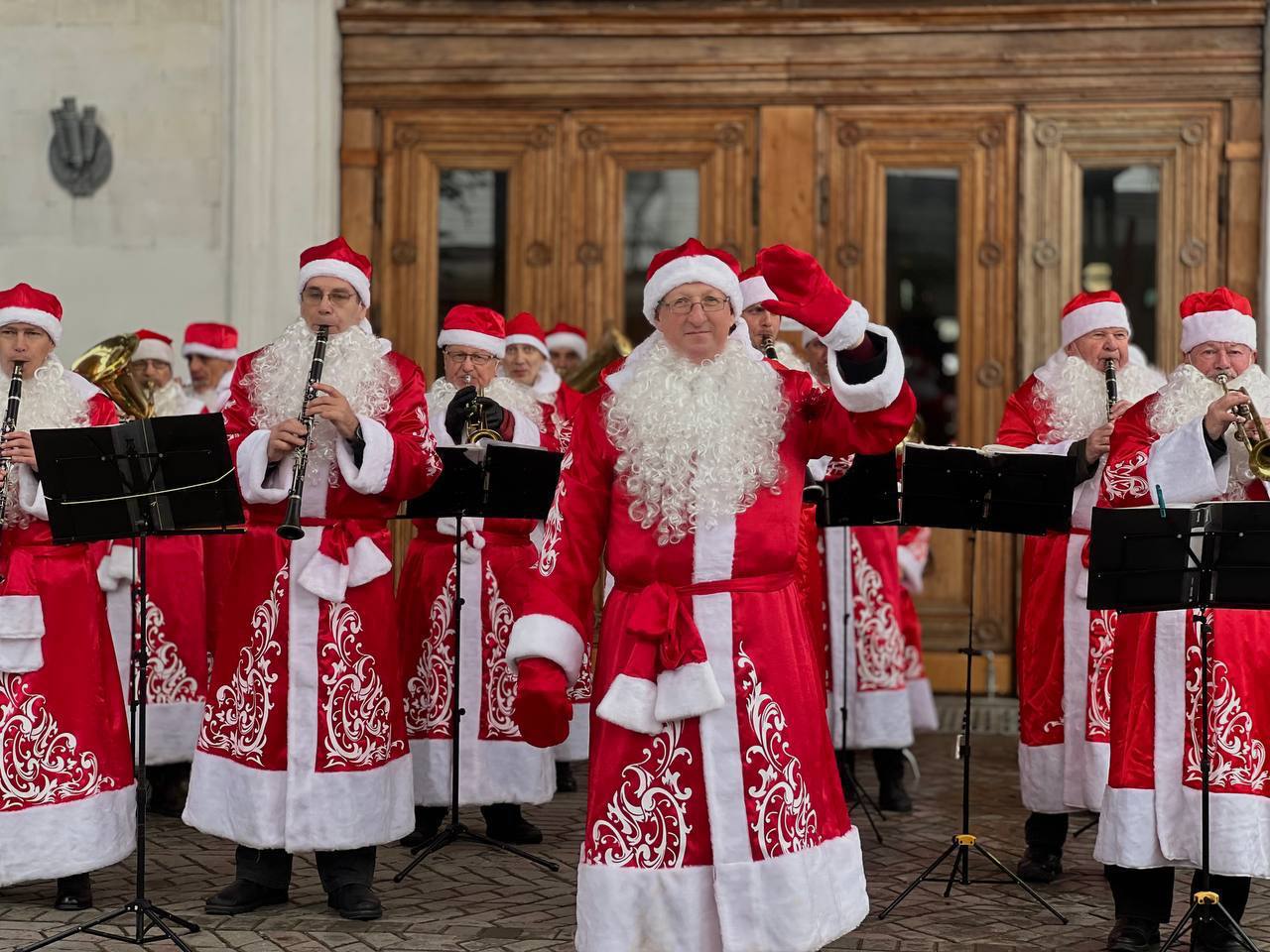Новый год в Крыму как дома - это когда тебя встречают оркестром настоящих Дедов Морозов, Снегурочка, кот и Таврибара Новый год в Крыму как дома - это когда тебя встречают оркестром настоящих Дедов Морозов, Снегурочка, кот и Таврибара