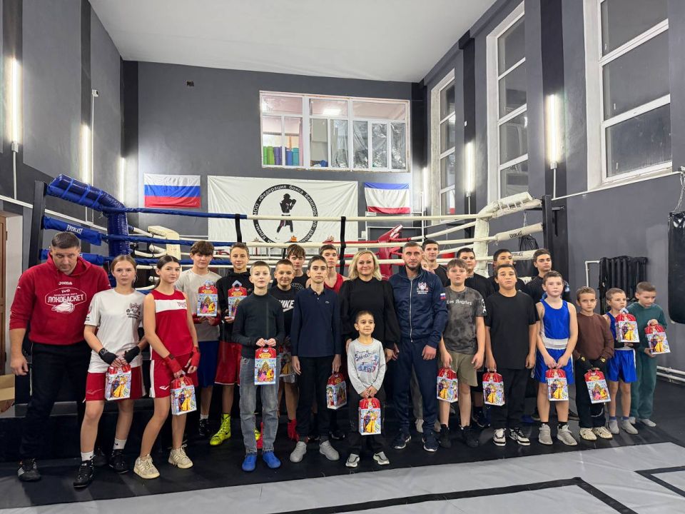 Совместно с главой администрации города Белогорск Валентиной Биджаковой вручили от администрации города и депутатского корпуса городского совета подарки юным боксерам Федерации бокса нашего района